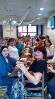 Participantes al 1er Encuentro/Congreso de Pacientes con EERR en Murcia, todos ellos comiendo alegremente en Lorca